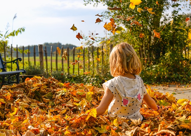 holčička v listí